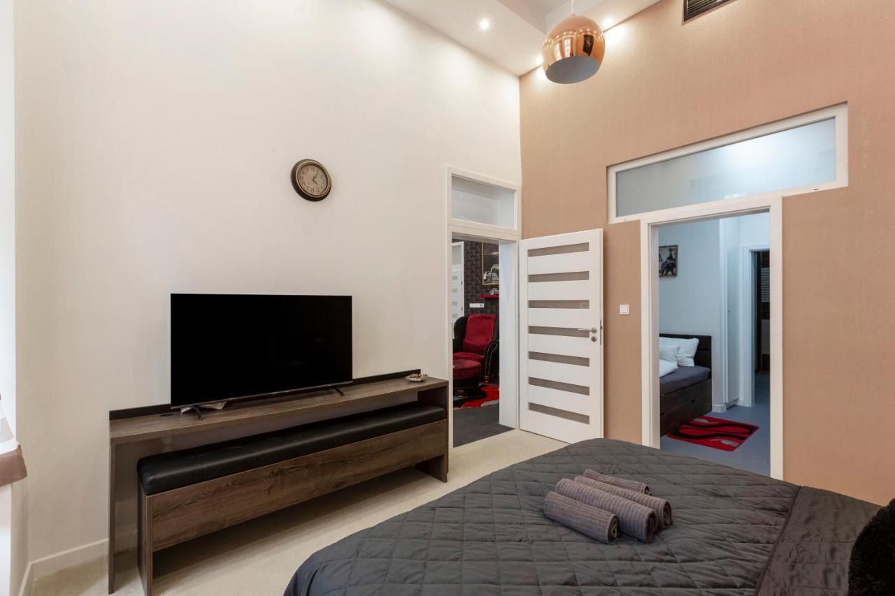 Exclusive Marilyn In The Heart Of Apartman *