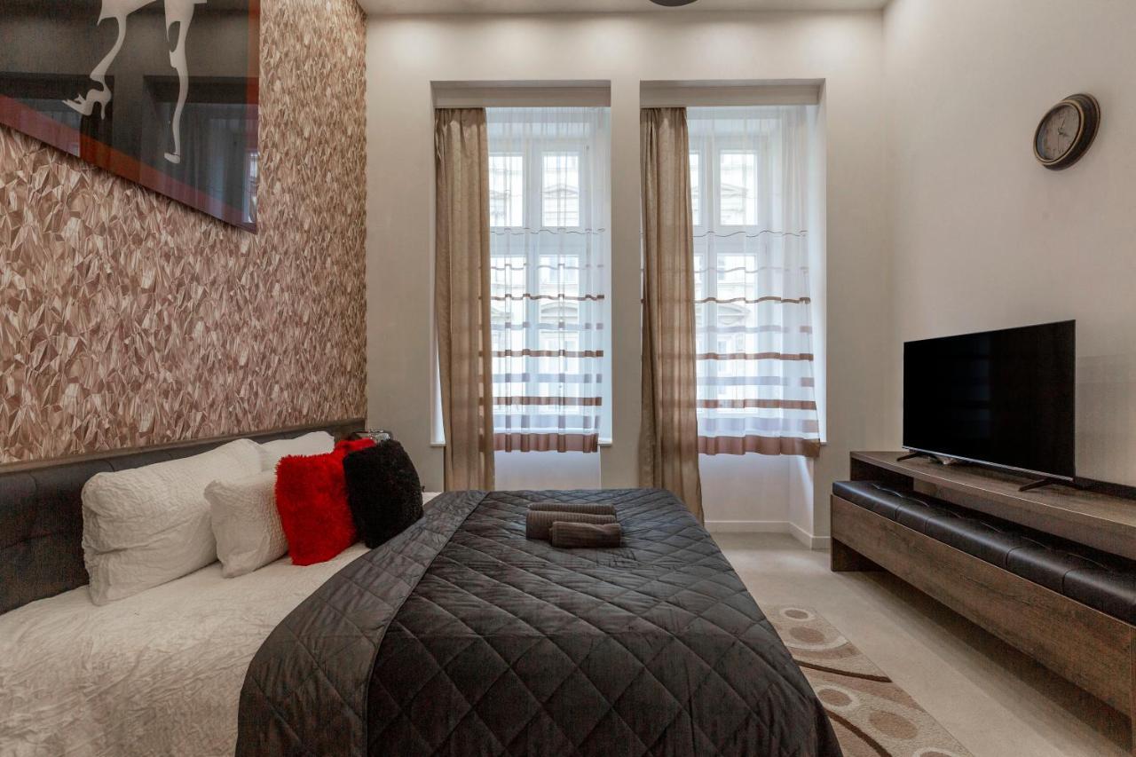 Exclusive Marilyn In The Heart Of Apartman *